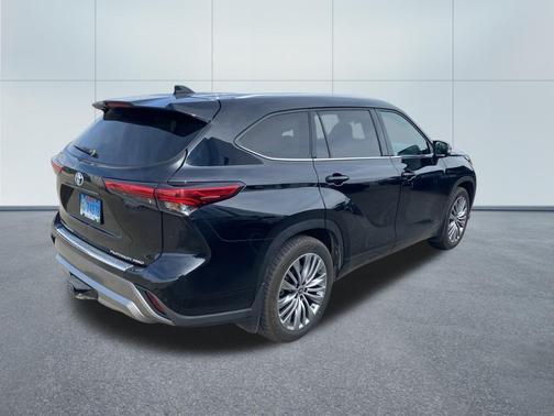 Black 2022 Toyota Highlander Platinum