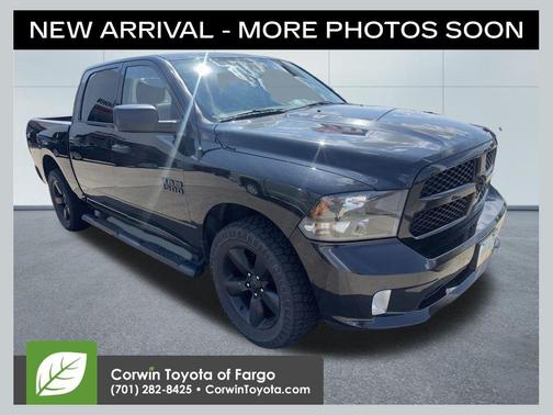 Brilliant Black Crystal Pearlcoat 2018 RAM 1500 Express