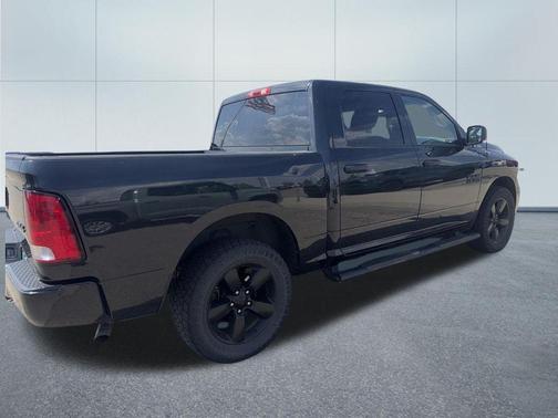 Brilliant Black Crystal Pearlcoat 2018 RAM 1500 Express