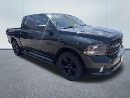 Brilliant Black Crystal Pearlcoat 2018 RAM 1500 Express