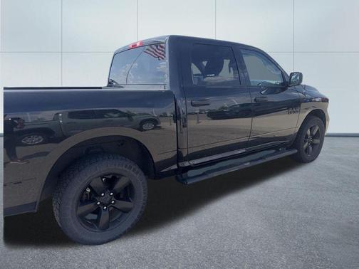 Brilliant Black Crystal Pearlcoat 2018 RAM 1500 Express