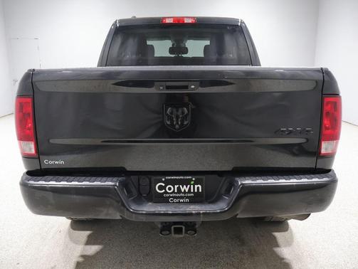 Brilliant Black Crystal Pearlcoat 2018 RAM 1500 Express