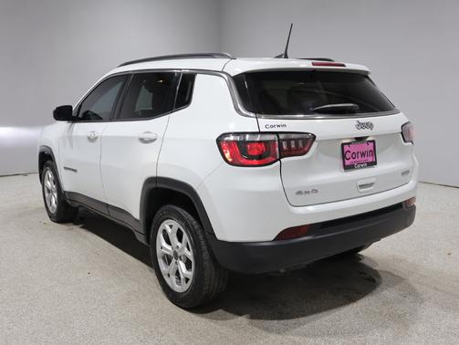 Bright White Clearcoat 2025 Jeep Compass Latitude