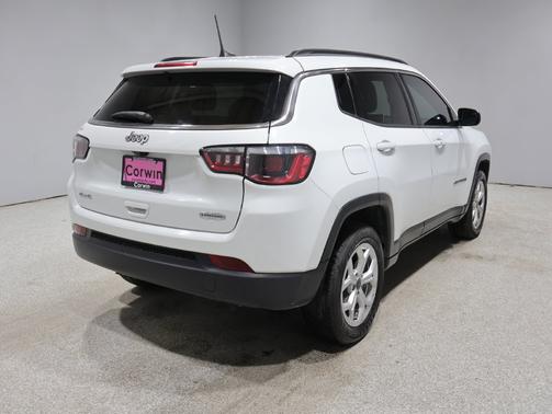 Bright White Clearcoat 2025 Jeep Compass Latitude