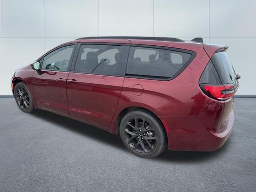 Velvet Red Pearlcoat 2023 Chrysler Pacifica Touring L