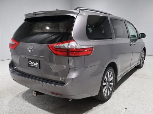 2020 Toyota Sienna XLE