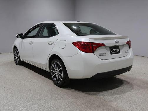 Blizzard Pearl 2017 Toyota Corolla SE