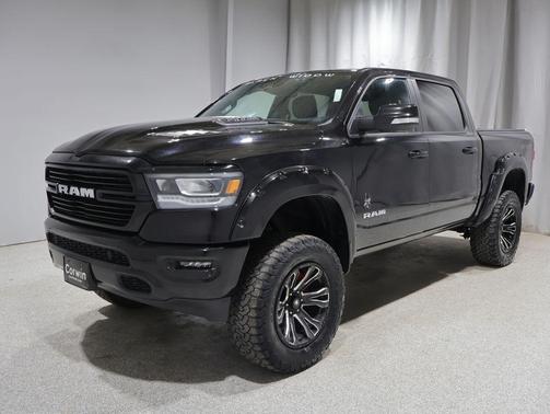 Diamond Black Crystal Pearlcoat 2022 RAM 1500 Laramie