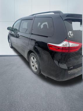 2016 Toyota Sienna LE