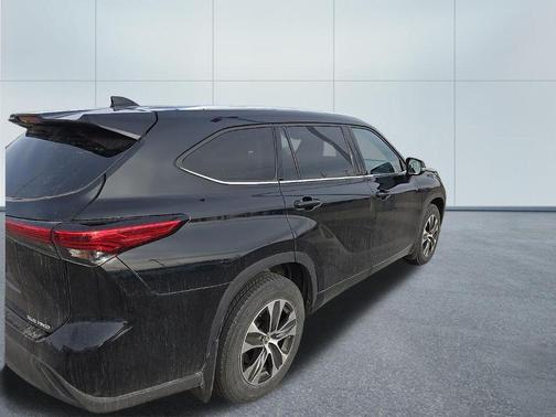Midnight Black Metallic 2021 Toyota Highlander XLE