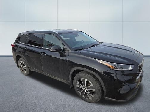 Midnight Black Metallic 2021 Toyota Highlander XLE