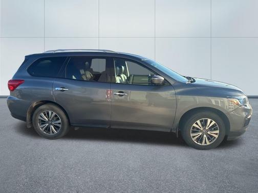 2017 Nissan Pathfinder SL