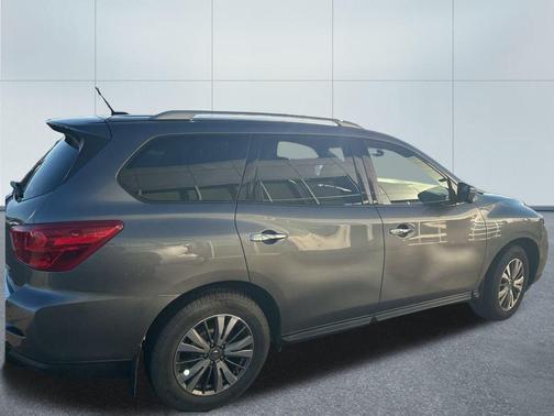 2017 Nissan Pathfinder SL