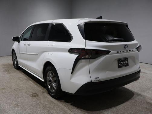 2024 Toyota Sienna LE