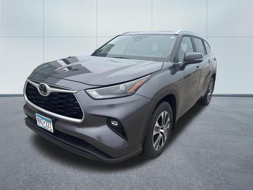 Magnetic Gray Metallic 2023 Toyota Highlander XLE