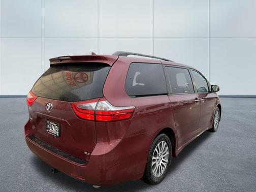 2020 Toyota Sienna XLE