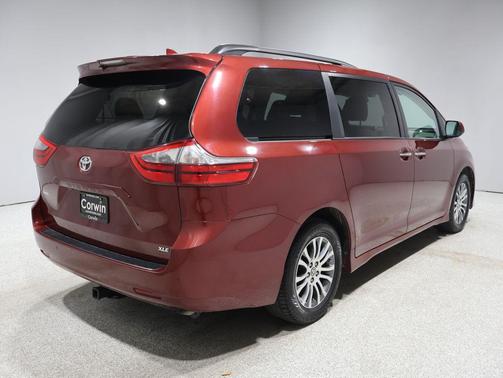 2020 Toyota Sienna XLE