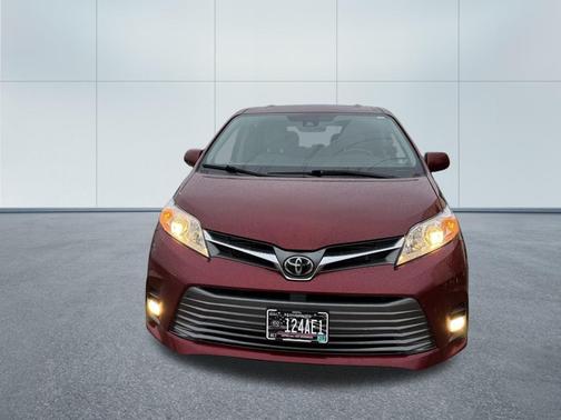 2020 Toyota Sienna XLE