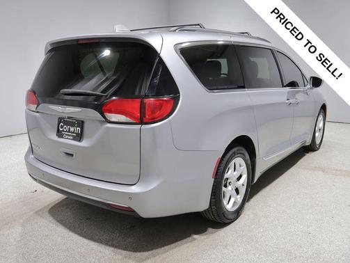 Billet Silver Metallic Clearcoat 2017 Chrysler Pacifica Touring-L