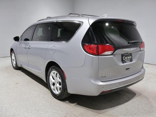 Billet Silver Metallic Clearcoat 2017 Chrysler Pacifica Touring-L