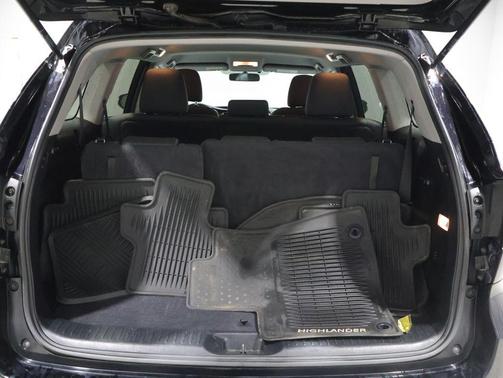 Midnight Black Metallic 2016 Toyota Highlander LE