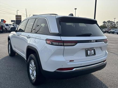 2023 Jeep Grand Cherokee Laredo 4x2