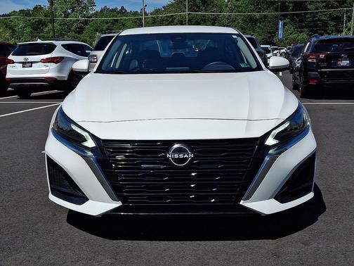 White 2023 Nissan Altima 2.5 SV