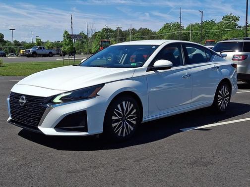 White 2023 Nissan Altima 2.5 SV