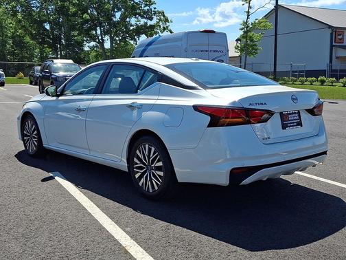 White 2023 Nissan Altima 2.5 SV