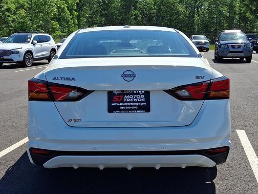 White 2023 Nissan Altima 2.5 SV