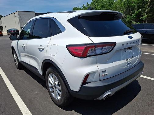 Star White Metallic Tri-Coat 2022 Ford Escape SE