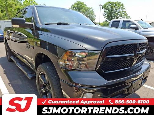 Brilliant Black Crystal Pearlcoat 2018 RAM 1500 SLT