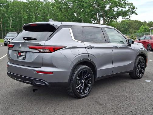 Alloy Silver Metallic 2022 Mitsubishi Outlander Black Edition