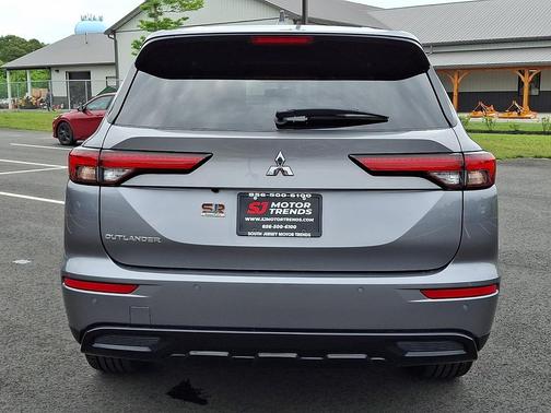 Alloy Silver Metallic 2022 Mitsubishi Outlander Black Edition