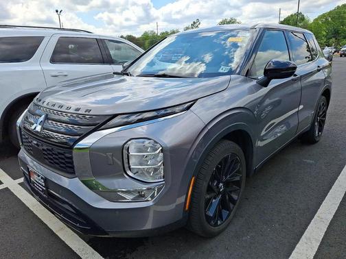 Alloy Silver Metallic 2022 Mitsubishi Outlander Black Edition