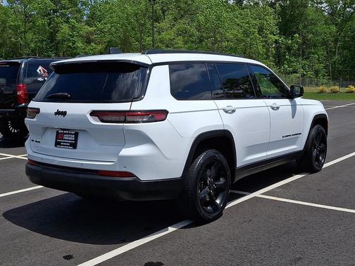 Bright White Clearcoat 2022 Jeep Grand Cherokee L Laredo