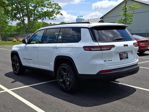 Bright White Clearcoat 2022 Jeep Grand Cherokee L Laredo