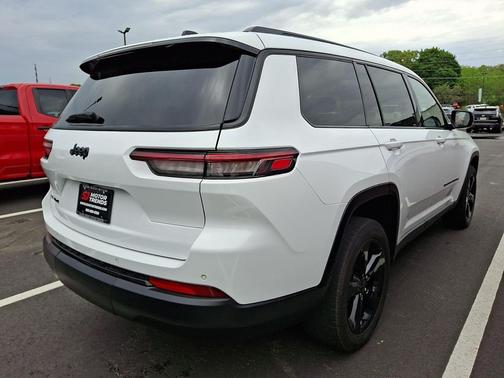 Bright White Clearcoat 2022 Jeep Grand Cherokee L Laredo