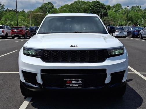 Bright White Clearcoat 2022 Jeep Grand Cherokee L Laredo