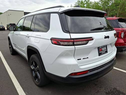 Bright White Clearcoat 2022 Jeep Grand Cherokee L Laredo