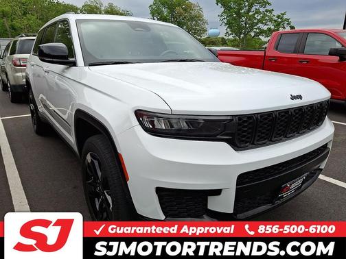 Bright White Clearcoat 2022 Jeep Grand Cherokee L Laredo