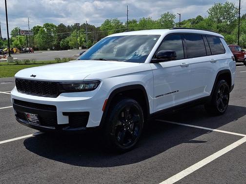 Bright White Clearcoat 2022 Jeep Grand Cherokee L Laredo