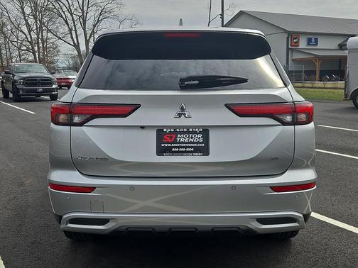 Alloy Silver Metallic 2024 Mitsubishi Outlander SE