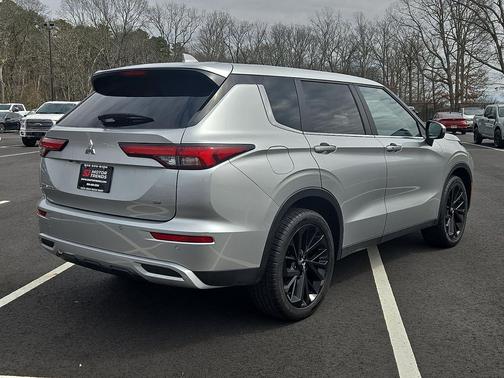 Alloy Silver Metallic 2024 Mitsubishi Outlander SE