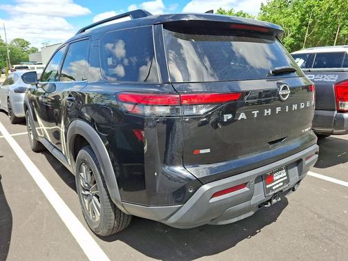 Black 2022 Nissan Pathfinder SV