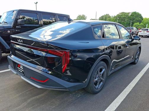 Aurora Black Pearl 2025 Kia K4