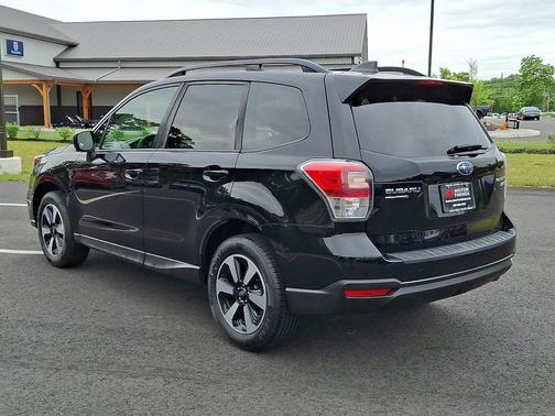 Crystal Black Silica 2017 Subaru Forester 2.5i Premium