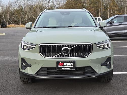 2024 Volvo XC40 B5 Plus Bright Theme