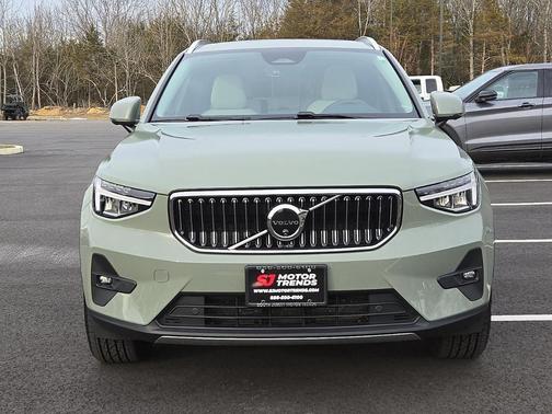 2024 Volvo XC40 B5 Plus Bright Theme
