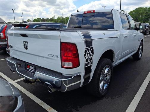 Bright White Clearcoat 2019 RAM 1500 Classic SLT